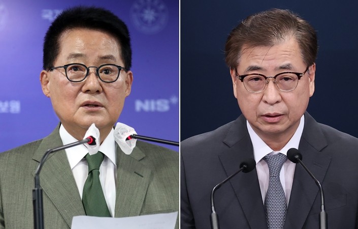 Former National Intelligence Service Director Park Jie-won (L) and former National Security Adviser Suh Hoon (Yonhap)