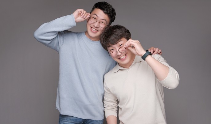 This file photo provided by robot startup Twinny Co. shows the company's twin brother co-CEOs Cheon Hong-seok (R) and Cheon Yeong-seok. (PHOTO NOT FOR SALE) (Yonhap) 