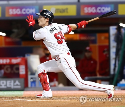 스윙 판정에 '무언의 항의'한 SSG 최지훈, 퇴장