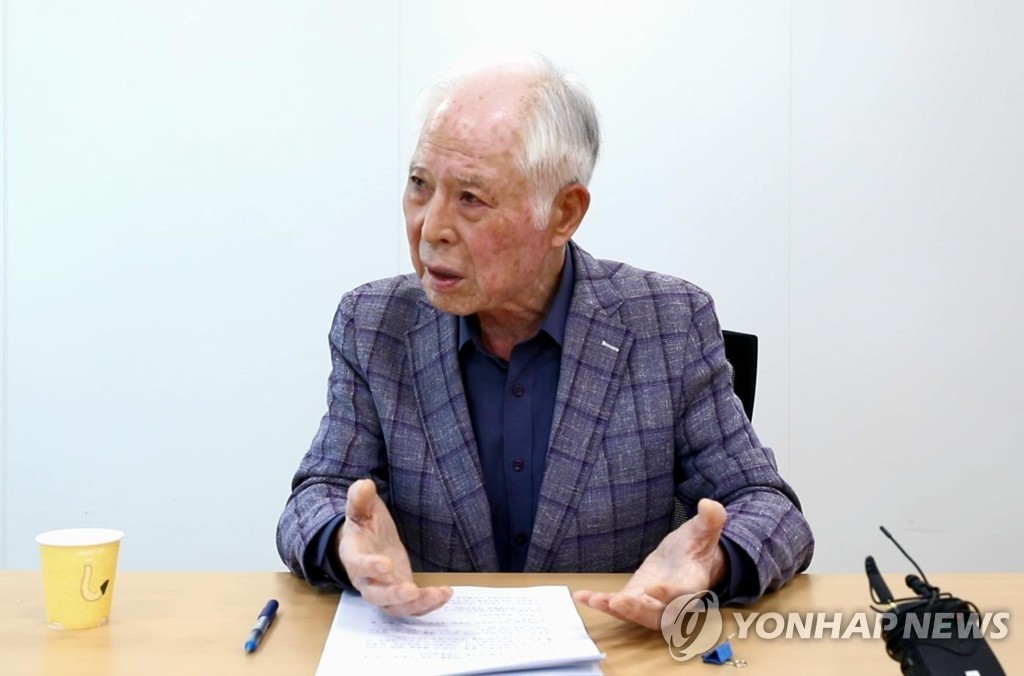 연합뉴스와 인터뷰 중인 권영길 