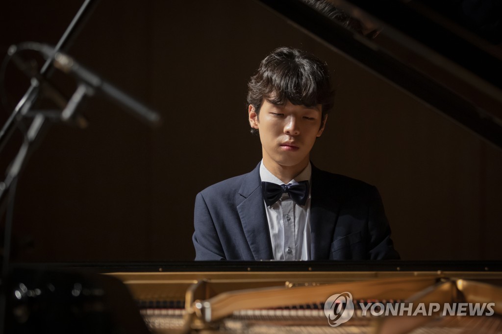(LEAD) Korean pianist Lee Hyuk wins top prize at Long-Thibaud International Competition