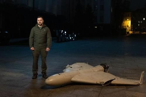 격추한 드론 잔해 앞에 선 젤렌스키 우크라이나 대통령