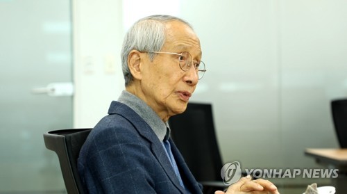 연합뉴스와 인터뷰 중인 윤여준