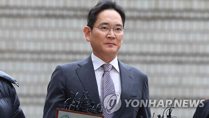 El presidente de Samsung Electronics Co., Lee Jae-yong, comparece en una audiencia de sentencia en el Tribunal del Distrito Central de Seúl, en la capital, el 5 de febrero de 2024. (Yonhap)