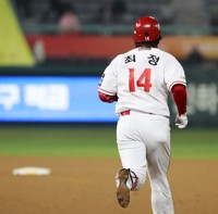 SSG 최정, 467호 홈런…이승엽 감독과 KBO 통산 홈런 공동 1위