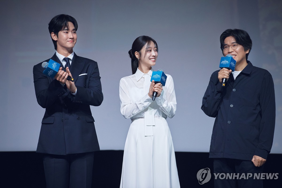 La foto, sin fechar, proporcionada por The Walt Disney Co., muestra a Kim Soo-hyun (izda.), Cho Bo-ah (centro) y Park Hyun-sok durante un evento de presentación de su nueva serie, "Knock-Off". (Prohibida su reventa y archivo)