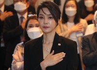 "그녀가 사랑하는 건 이런것밖에 없었다"