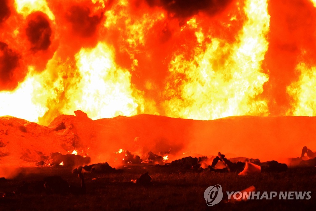 18일(현지시간) 오후 멕시코 이달고 주 송유관에서 폭발과 함께 화재가 발생했다. [AFP=연합뉴스] 