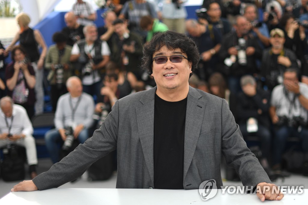 In this photo provided by AFP, South Korean director Bong Joon-ho poses during a photocall for the film "Parasite" at the 72nd edition of the Cannes Film Festival in Cannes, southern France, on May 22, 2019. (Yonhap)