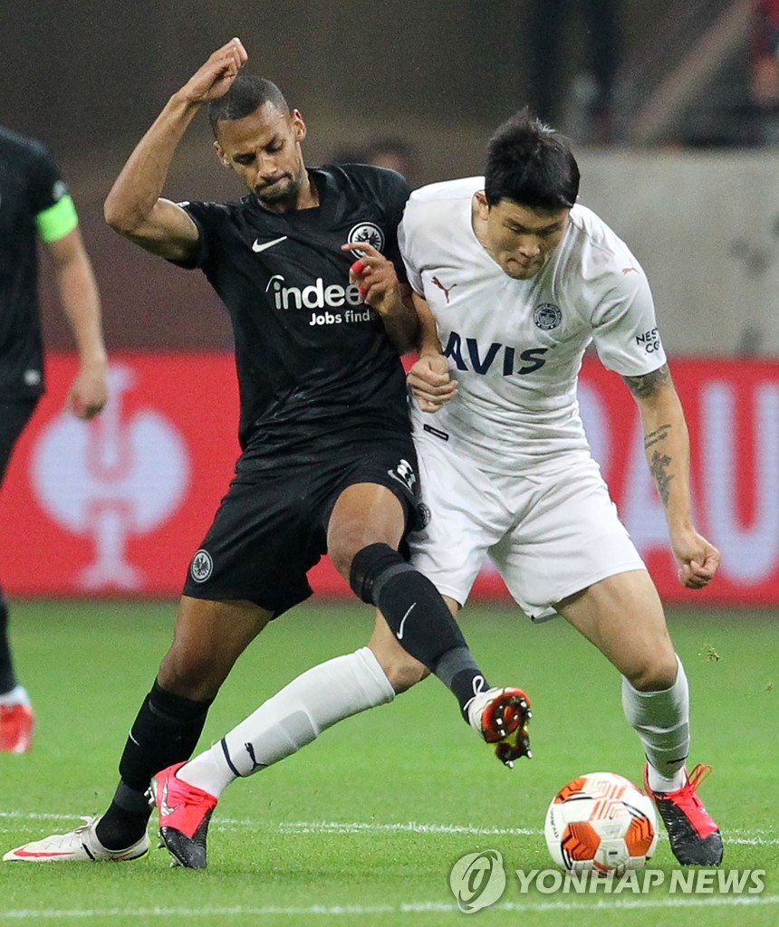 In this AFP file photo from Sept. 16, 2021, Kim Min-jae of Fenerbahce (R) battles Djibril Sow of Eintracht Frankfurt during their Group D match in the UEFA Europa League at Deutsche Bank Park in Frankfurt, Germany. (Yonhap)