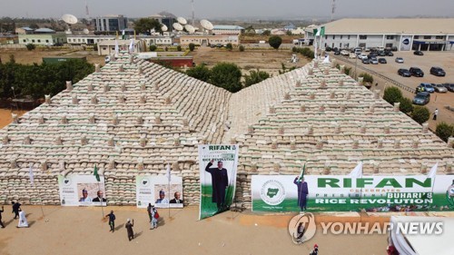 '식량난 해소'…나이지리아, 쌀포대로 만든 피라미드 공개