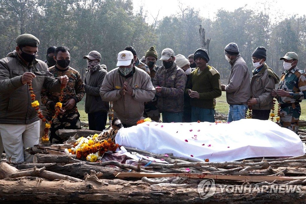 콜라왈리의 장례식에 모인 인도 국민들