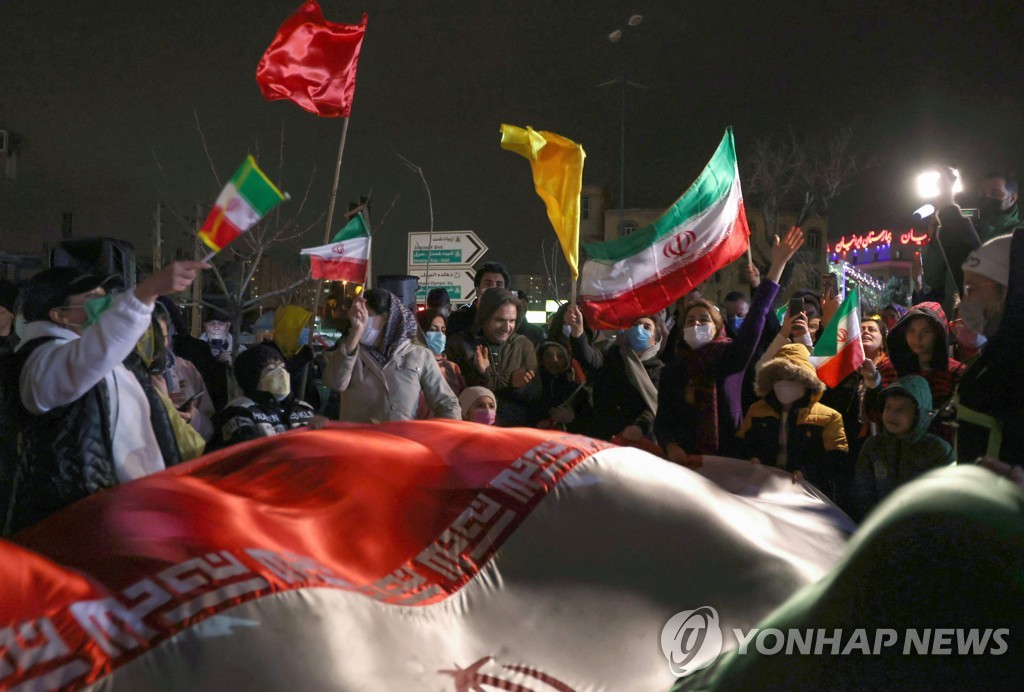 테헤란 거리에서 국기를 흔들며 본선행 자축하는 이란 축구 팬들.