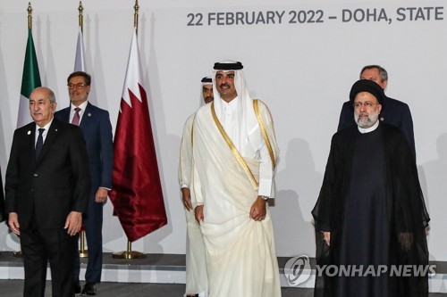 가스수출국포럼 참석한 이란 대통령(오른쪽)