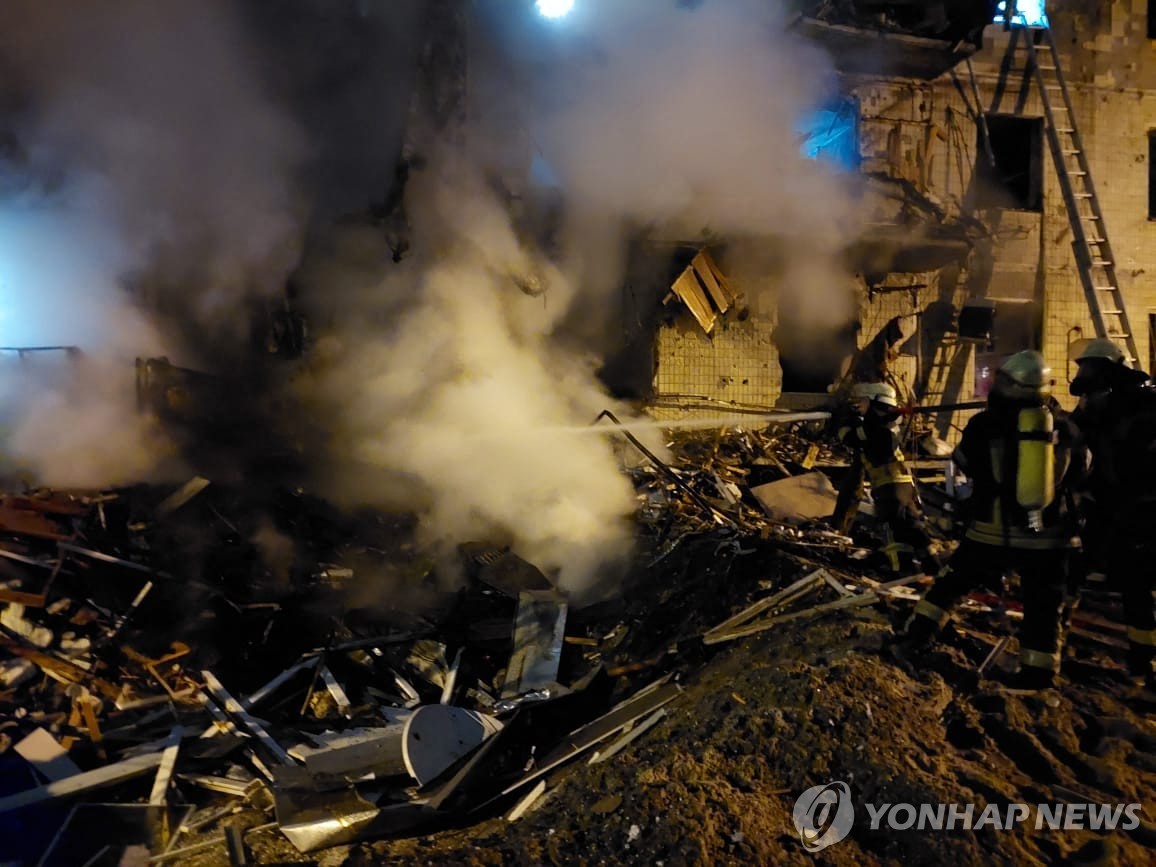 2022년 2월 25일 러시아군이 우크라이나 수도 키예프를 겨냥해 미사일 공격을 한 것으로 알려진 가운데 키예프 외곽의 한 주거용 빌딩에서 불길이 솟구치고 있다. [AFP 연합뉴스, 재판매 및 DB 금지]