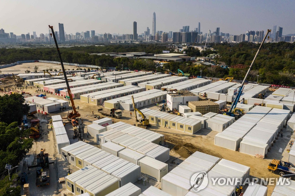 (AFP=연합뉴스) 지난 3일 홍콩의 임시 코로나19 격리 시설 건설 현장. 2022.3.6.