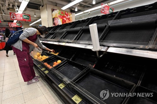 '패닉 바잉' 텅 빈 슈퍼마켓에 홍콩 난민들 식량 위기