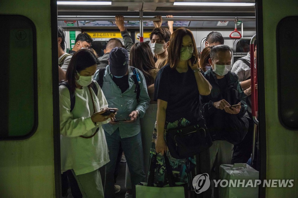 (AFP=연합뉴스) 지난 15일 홍콩의 지하철 모습. 2022.3.18. 