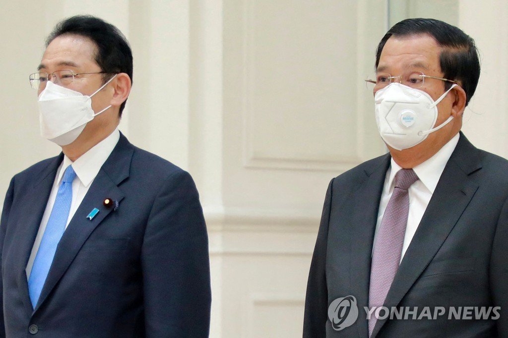 기시다(왼쪽) 일본 총리와 훈센 캄보디아 총리 정상회담