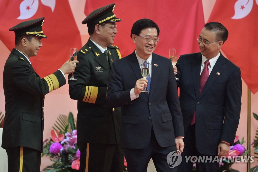존 리(왼쪽에서 세번째) 전 홍콩 정무부총리