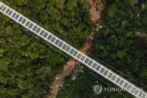 '150ｍ 발 아래가 훤히 보여요' 최근 공식 개장한 박롱 유리바닥 다리 모습. 2022.4.28