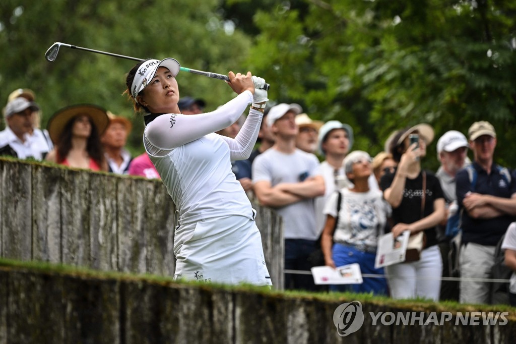 In this AFP file photo from July 23, 2022, Ko Jin-young of South Korea watches her shot during the third round of the Amundi Evian Championship at Evian Resort Golf Club in Evian-les-Bains, France. (Yonhap)