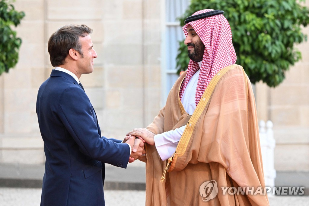 사우디 왕세자와 악수하는 프랑스 대통령