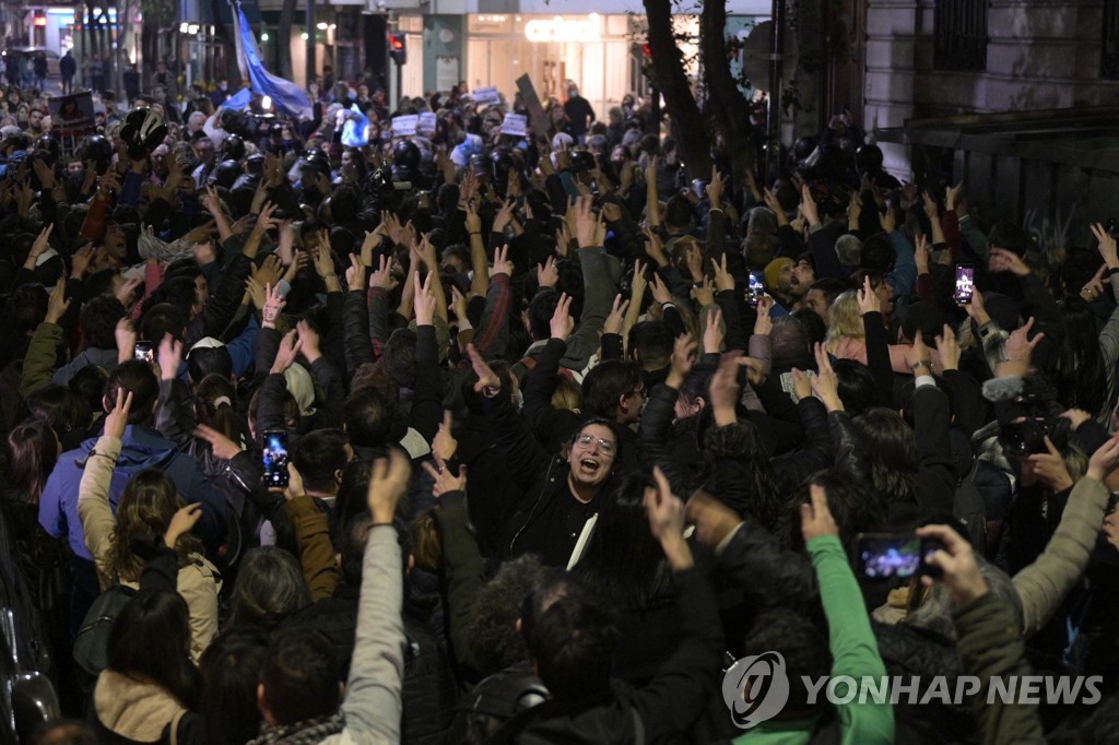 아르헨티나 크리스티나 부통령 자택 앞에 모인 지지자들
