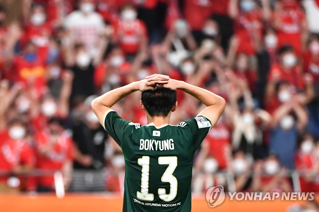 In this AFP photo, Kim Bo-kyung of Jeonbuk Hyundai Motors reacts to a missed penalty during the shootout against Urawa Red Diamonds in the semifinals of the Asian Football Confederation Champions League at Saitama Stadium 2002 in Saitama, Japan, on Aug. 25, 2022. (Yonhap)