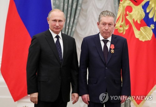 블라디미르 푸틴 러시아 대통령(왼)과 루크오일의 라빌 마가노프 이사회 의장