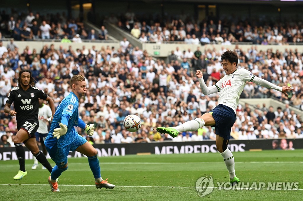 In this AFP photo, Son Heung-min of Tottenham Hotspur (R) takes a shot against Fulham FC during the clubs' Premier League match at Tottenham Hotspur Stadium in London on Sept. 3, 2022. (Yonhap)