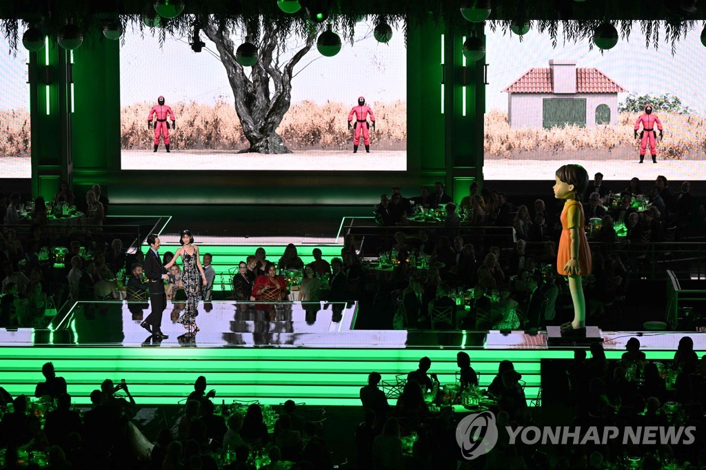 에미상 시상식 무대에 등장한 '영희'