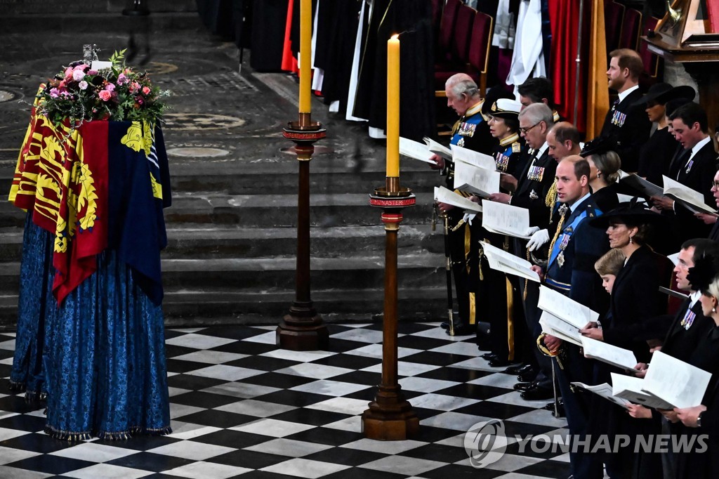 여왕의 관과 장례식에 참석한 왕족들.