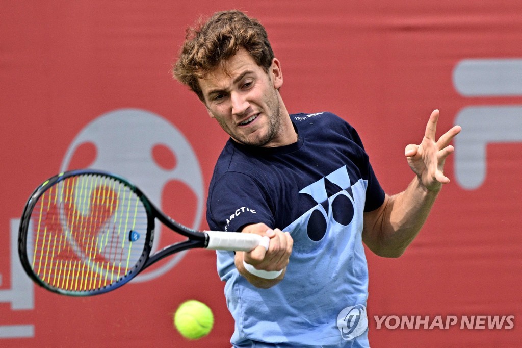 In this AFP photo, Casper Ruud of Norway hits a shot during a practice session for the ATP Eugene Korea Open tennis tournament at Olympic Park Tennis Center in Seoul on Sept. 28, 2022. (Yonhap)