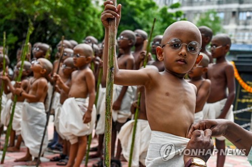 '간디로 분장한 어린이들'…마하트마 간디 탄생 153주년 기념 행사 