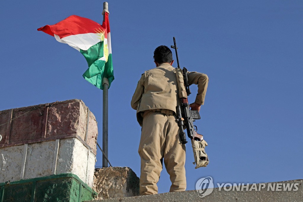 지난 1일 이란계 쿠르드족과 연계한 이라크 쿠르드 민병대원이 보초 서는 모습.
