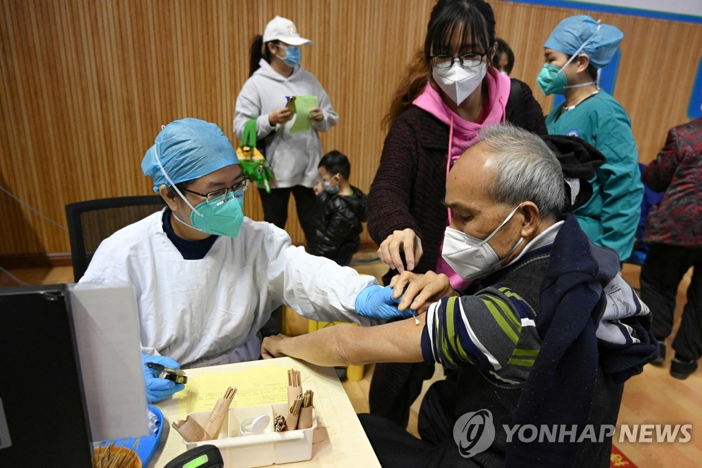 (AFP=연합뉴스) 지난 6일 중국 광둥성 광저우의 코로나19 백신 접종소. 2022.12.7.