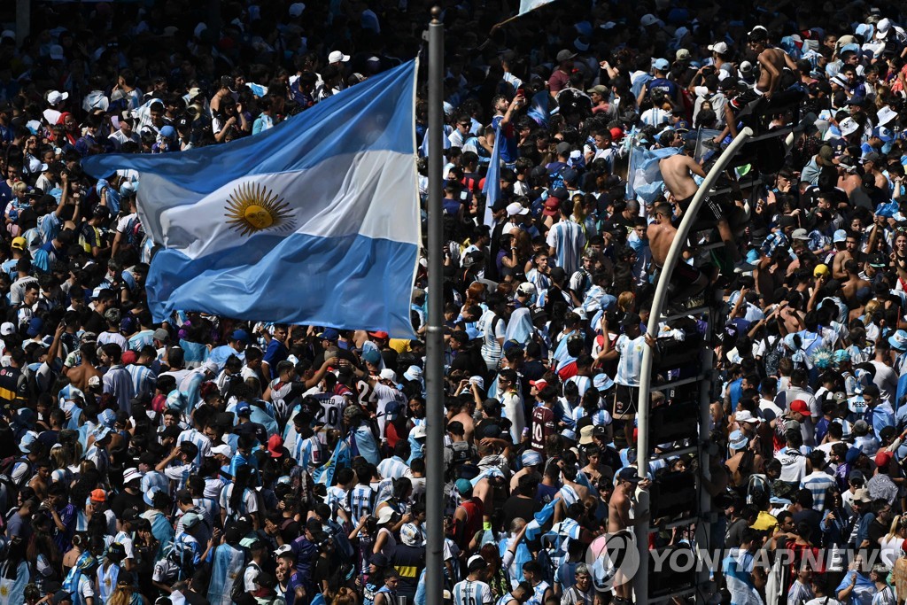 카퍼레이드 벌이는 월드컵 선수단 기다리는 아르헨티나 팬들