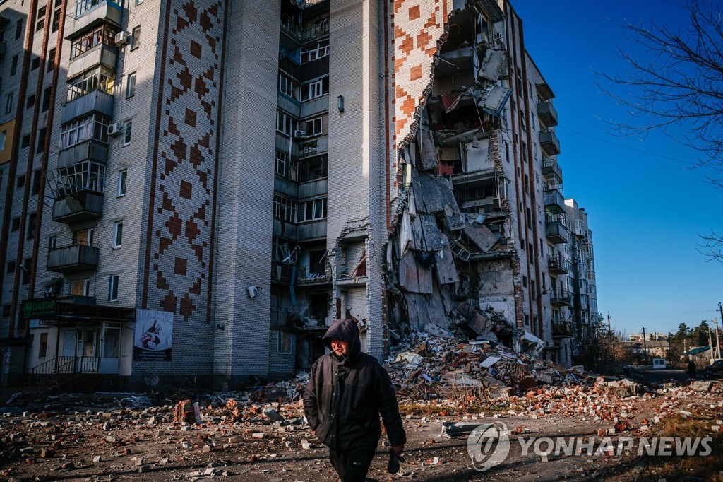 전쟁으로 파괴된 우크라이나 도심의 한 건물