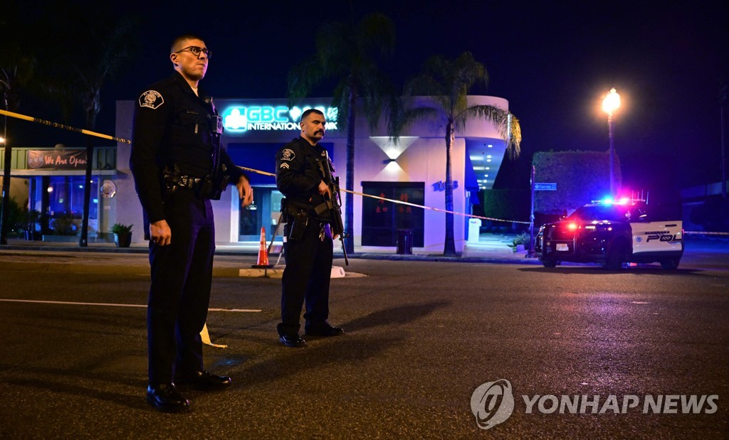 총기난사 사건 현장 주변서 경계 중인 경찰관들