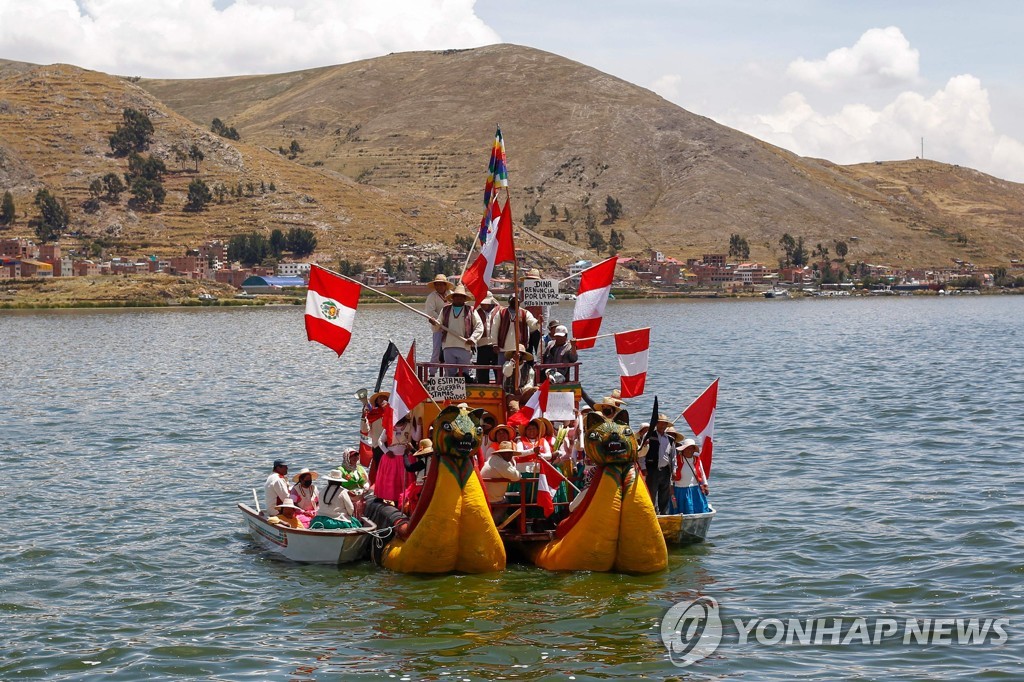 반정부 시위 위해 배 타고 호수 건너는 페루 섬마을 주민 