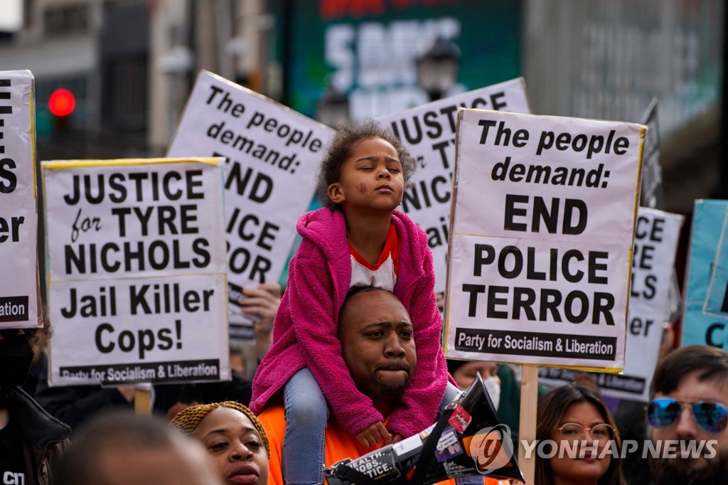 美 흑인 남성 사망 항의 시위