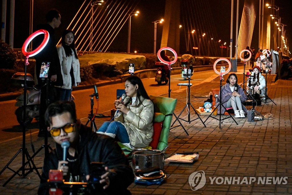 (AFP = Yonhap News) Transmissão ao vivo reunida em um viaduto em Guilin, Guangxi, China na noite do dia 20.  2023.2.27.