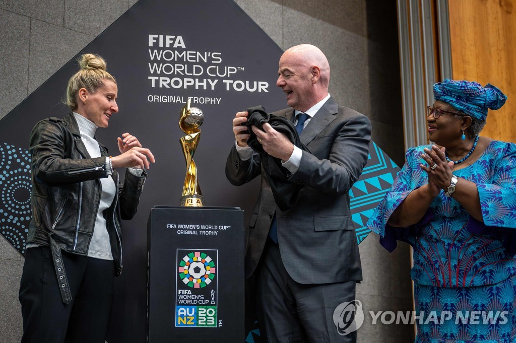 여자 월드컵 우승 트로피를 바라보는 잔니 인판티노 국제축구연맹 회장(가운데)