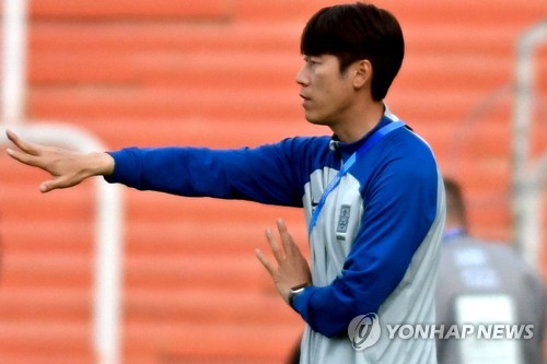 In this AFP photo, South Korea head coach Kim Eun-jung directs his players against France during a Group F match at the FIFA U-20 World Cup at Estadio Malvinas Argentinas in Mendoza, Argentina, on May 22, 2023. (Yonhap)