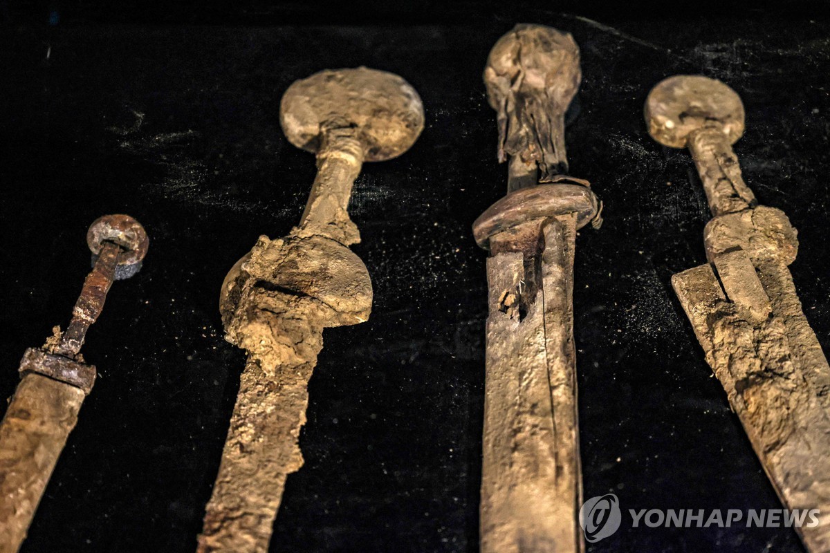 이스라엘 사막 동굴에서 발굴된 로마 시대 검들