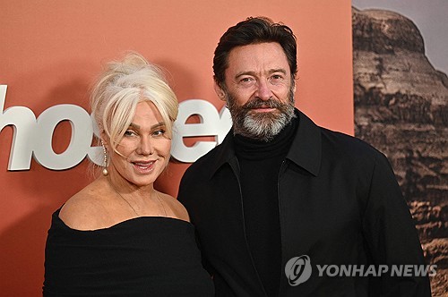 지난 4월의 배우 휴 잭맨(오른쪽)과 부인 데버러 리 퍼니스