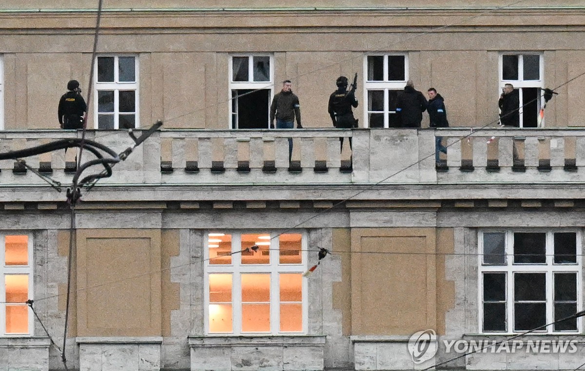 사건이 발생한 카렐대 건물에 무장 경찰들이 보인다. / AFP=연합뉴스