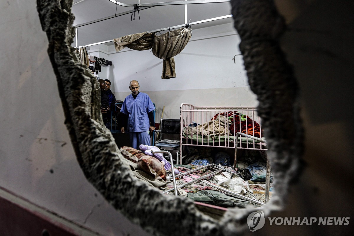 포격으로 부서진 가자지구 나세르 병원 