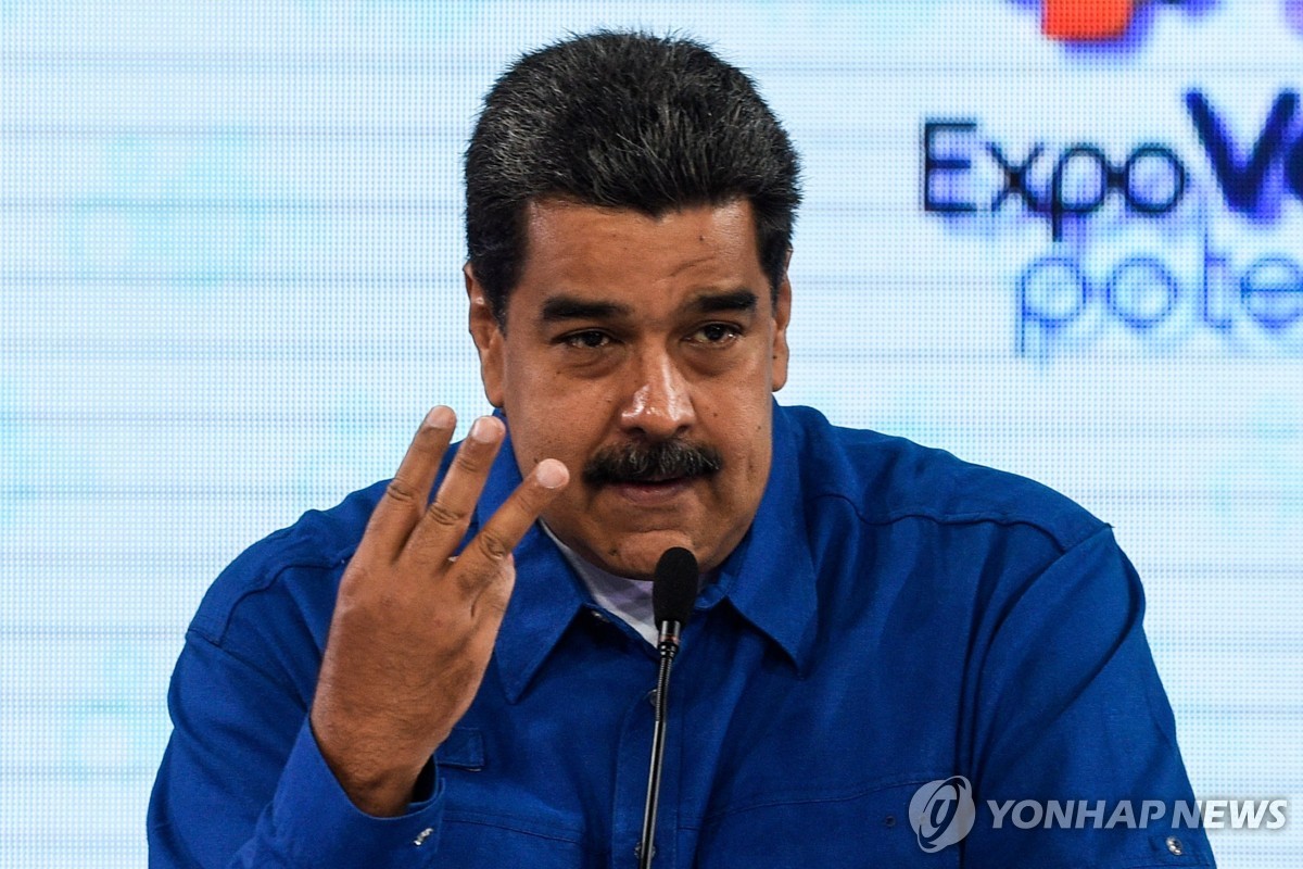손가락 3개 펴 보이는 니콜라스 마두로 베네수엘라 대통령